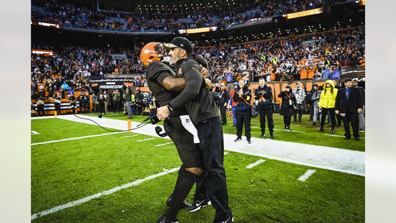 David Njoku's unreal touchdown catch leads Browns to upset Tom Brady's  Buccaneers