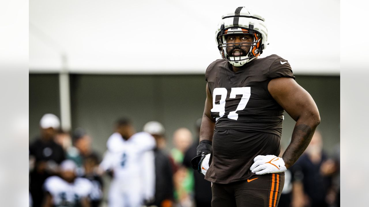 Philadelphia Eagles acquire defensive end from Cleveland Browns