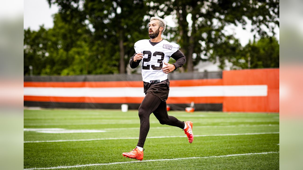 Photo: Browns Stephen Carlson Straight Arms Steelers Nelson - PIT2019120105  