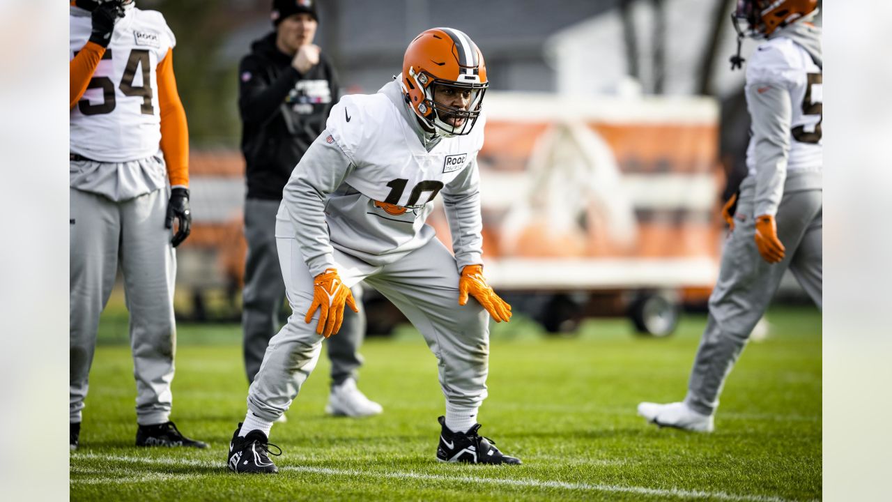 Cleveland Browns fans brave cold weather for Christmas Eve game against New  Orleans Saints