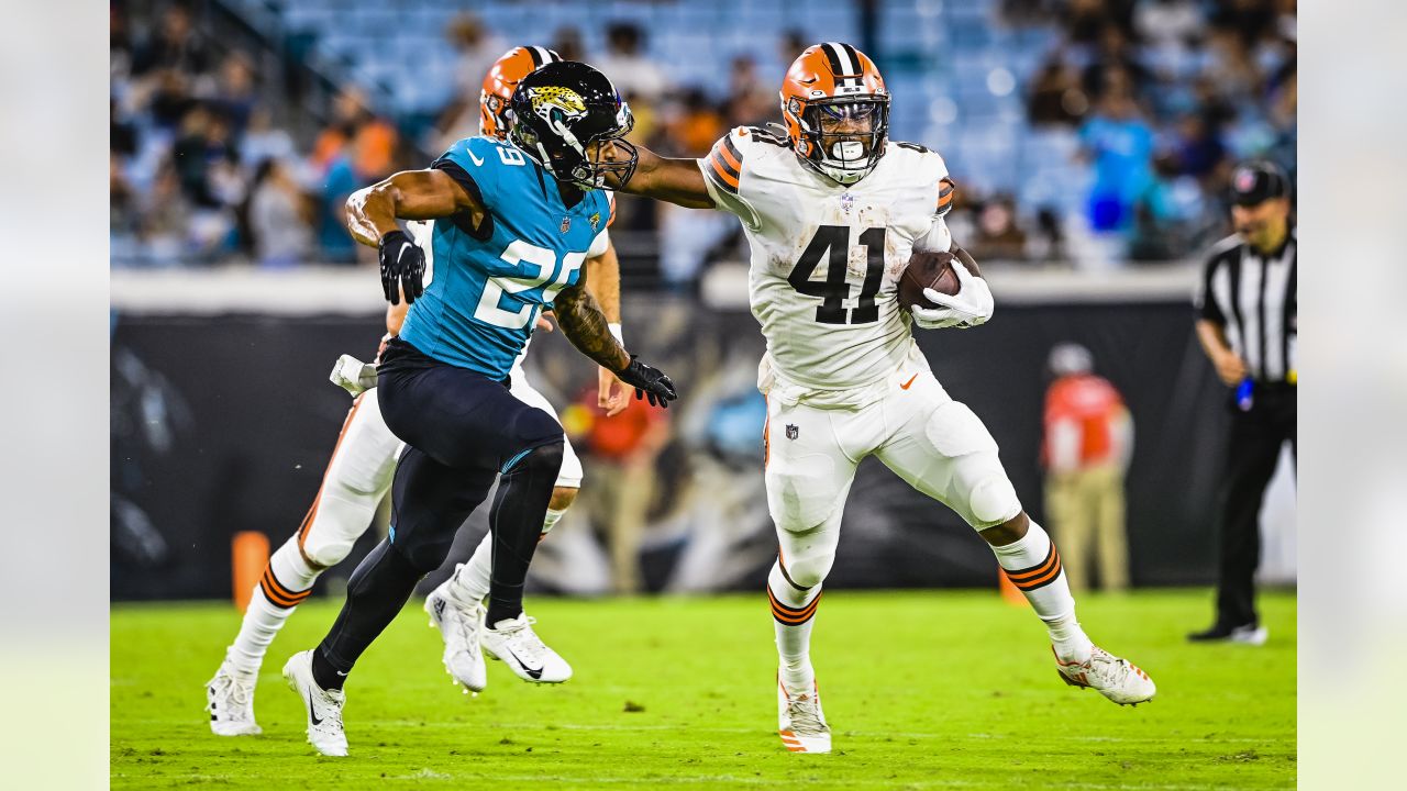 Cleveland Browns running back John Kelly Jr. (41) runs with the