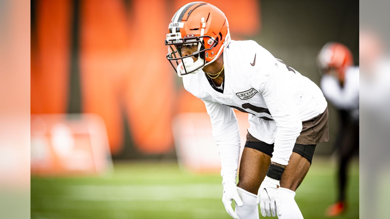 Cleveland Browns linebacker Mack Wilson is introduced before an NFL  football game against the Los Angeles Rams, Sunday, Sept. 22, 2019, in  Cleveland. The Rams won 20-13. (AP Photo/David Dermer Stock Photo - Alamy