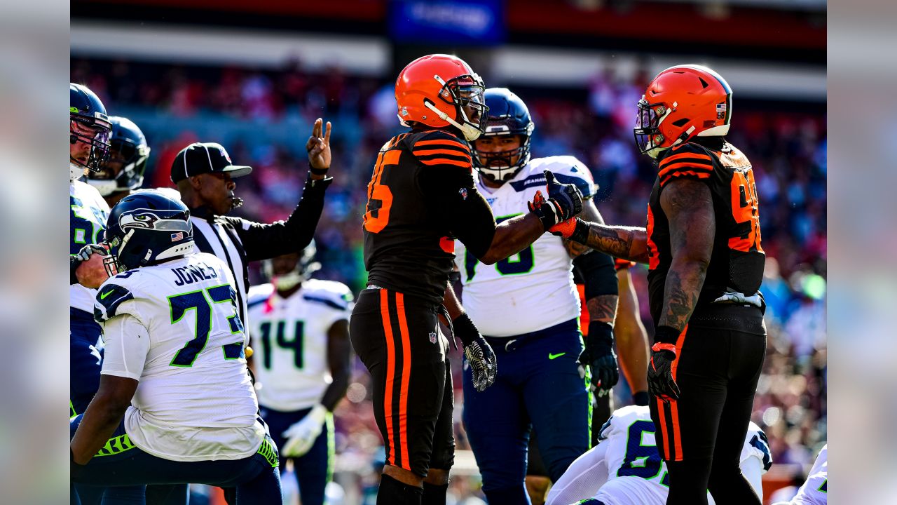 Cleveland Browns running back Dontrell Hilliard (25) plays against Seattle  Seahawks outside linebacker K.J. Wright (50)