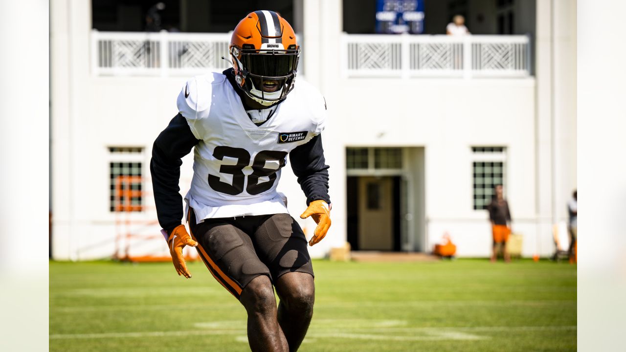 KRT SPORTS STORY SLUGGED: FBN-BEARS-BROWNS KRT PHOTOGRAPH BY MIKE  CARDEW/AKRON BEACON JOURNAL (October 9) CLEVELAND, OH -- Cleveland Browns  tight end Aaron Shea tries to advance the ball through Chicago Bears  linebacker