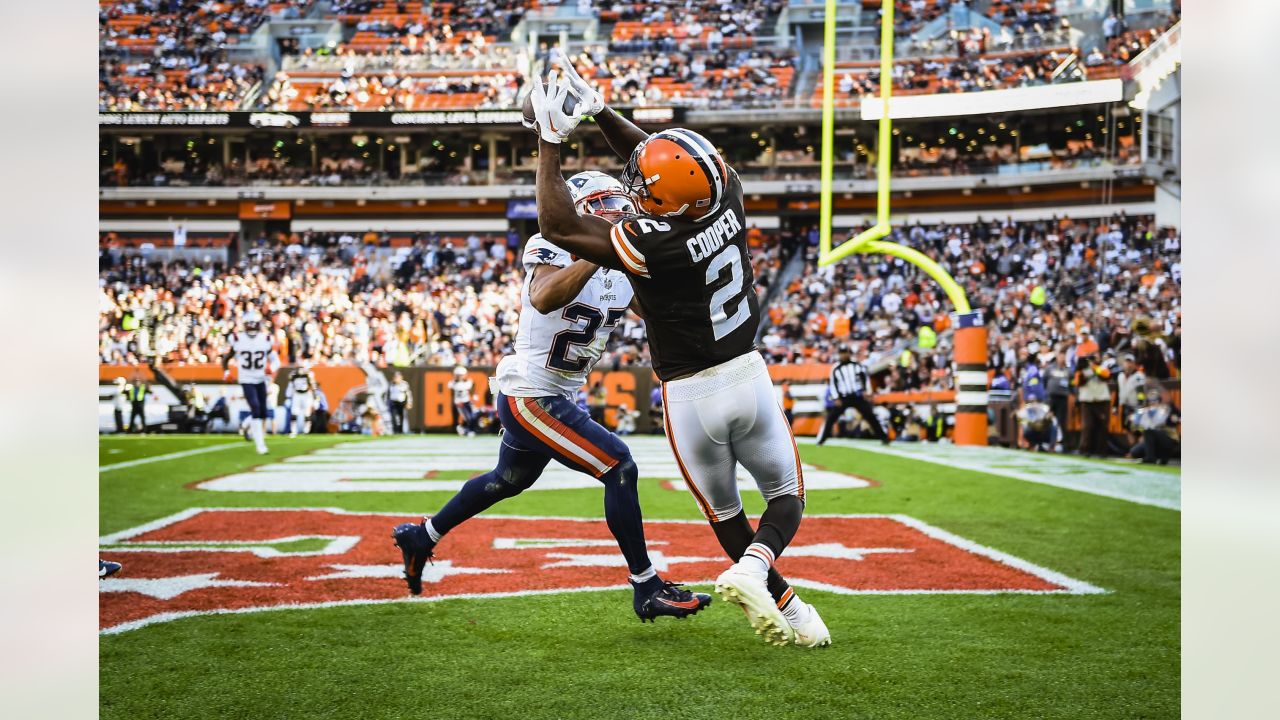 06 November 2008: The Cleveland Browns prepare to enter the field before  the Denver Broncos 34-30 victory over the Browns at Cleveland Browns  Stadium in Cleveland, Ohio. (Icon Sportswire via AP Images