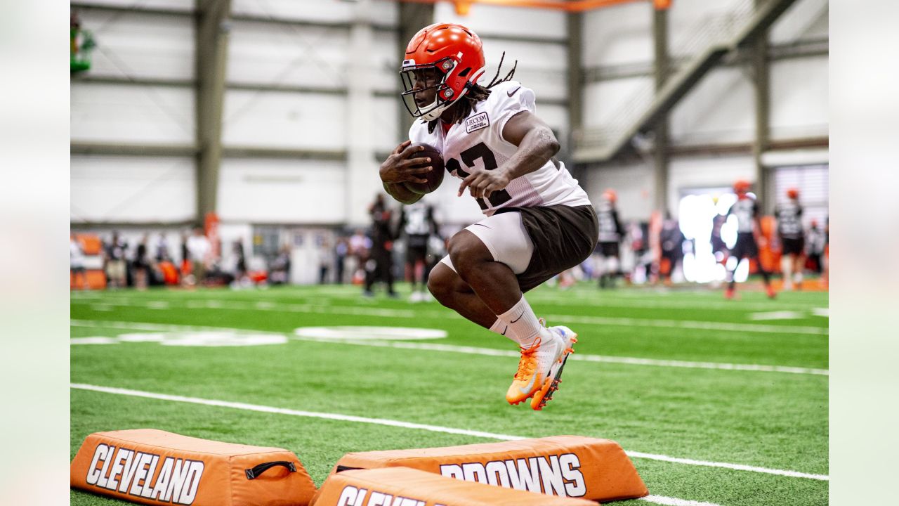 Browns welcome back RB Kareem Hunt