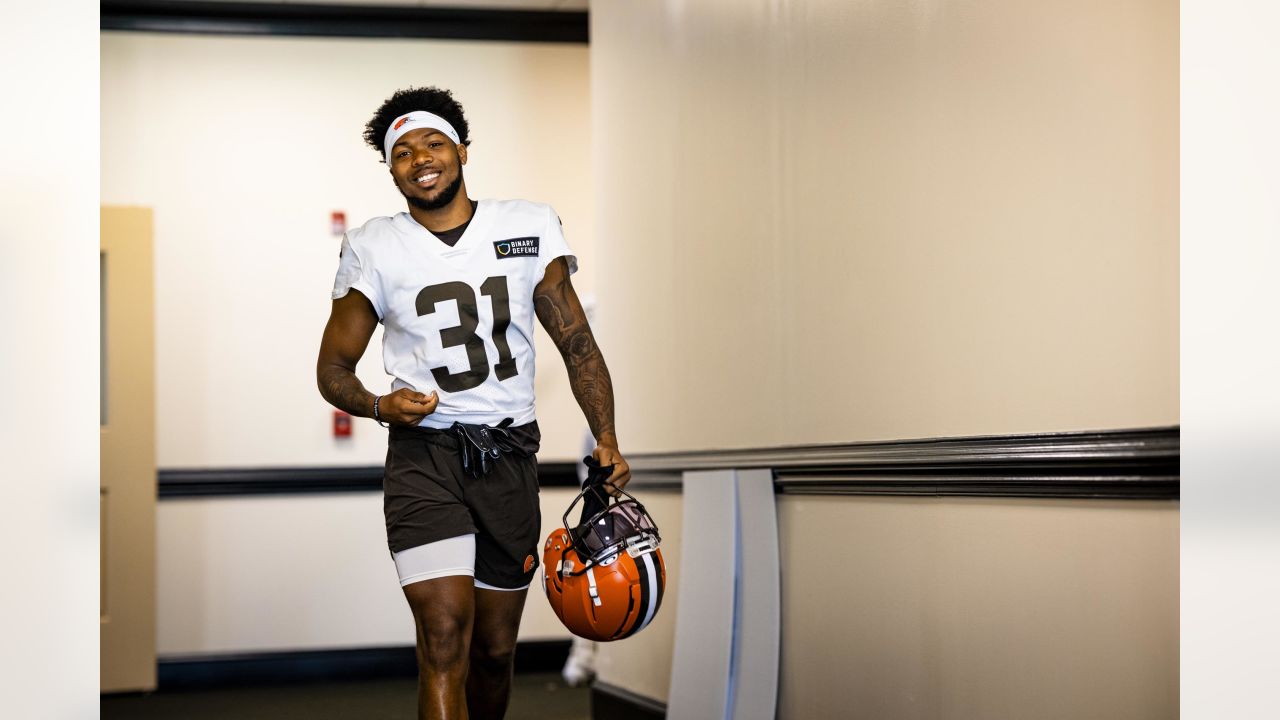 Cleveland Browns cornerback Thomas Graham Jr. (31) warms up before