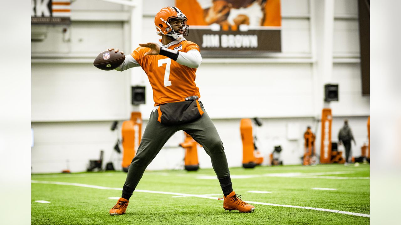 Jacoby Brissett sets new Browns' standard for QB competence