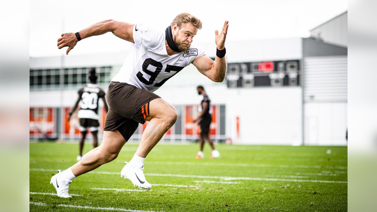 Photo: Browns Stephen Carlson Straight Arms Steelers Nelson - PIT2019120105  