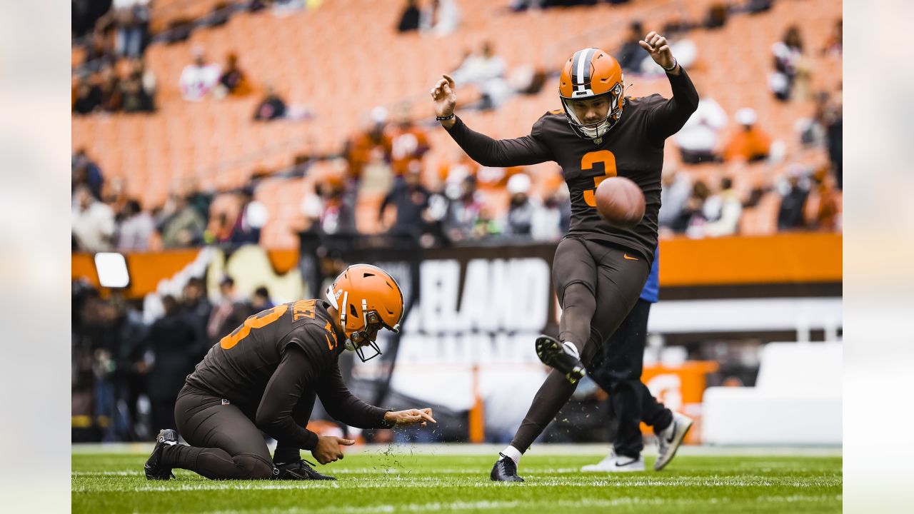 Cleveland Browns guard Wyatt Teller (77) lines up for a play during an NFL  football game against the Tampa Bay Buccaneers, Sunday, Nov. 27, 2022, in  Cleveland. (AP Photo/Kirk Irwin Stock Photo - Alamy