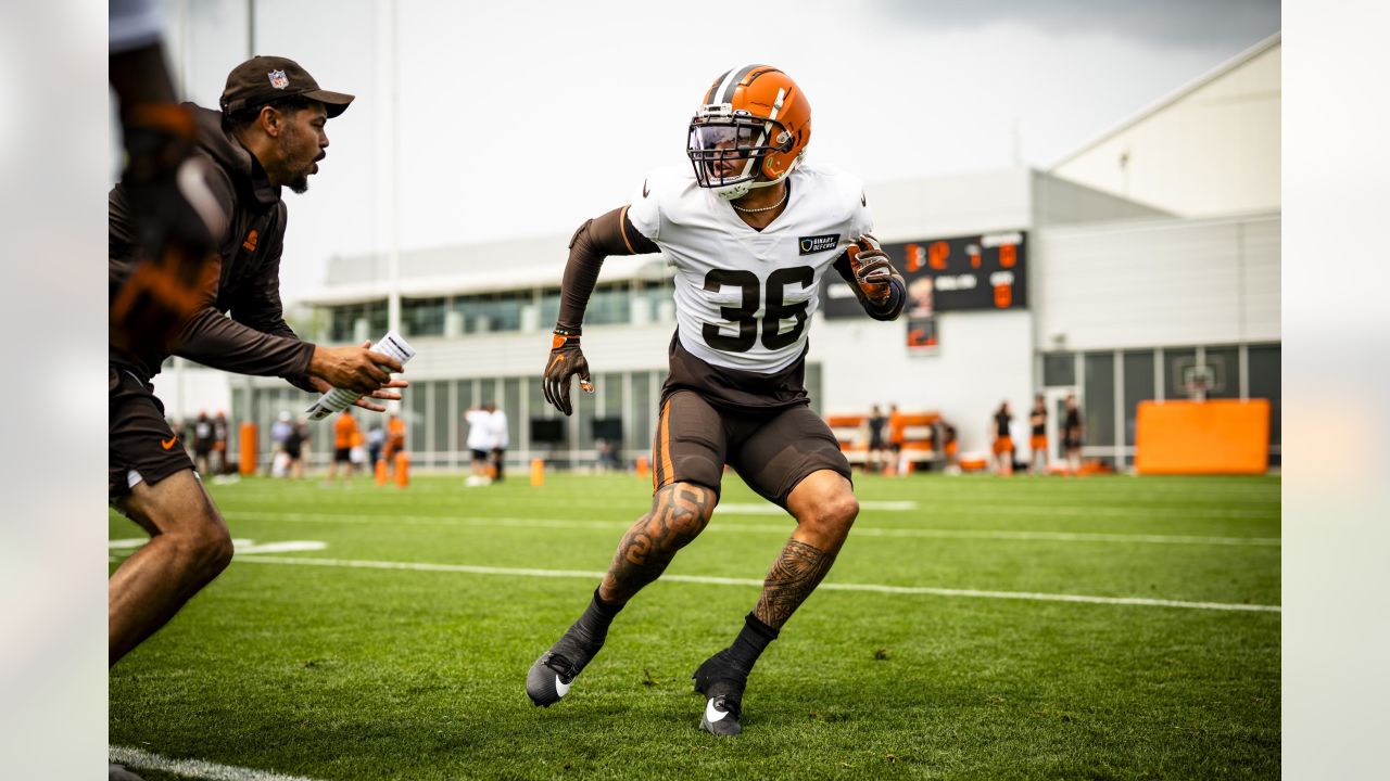 Cleveland Browns long snapper Charley Hughlett runs a drill during NFL  football training camp, Thursday, July 26, 2018, in Berea, Ohio. (AP  Photo/Tony Dejak Stock Photo - Alamy