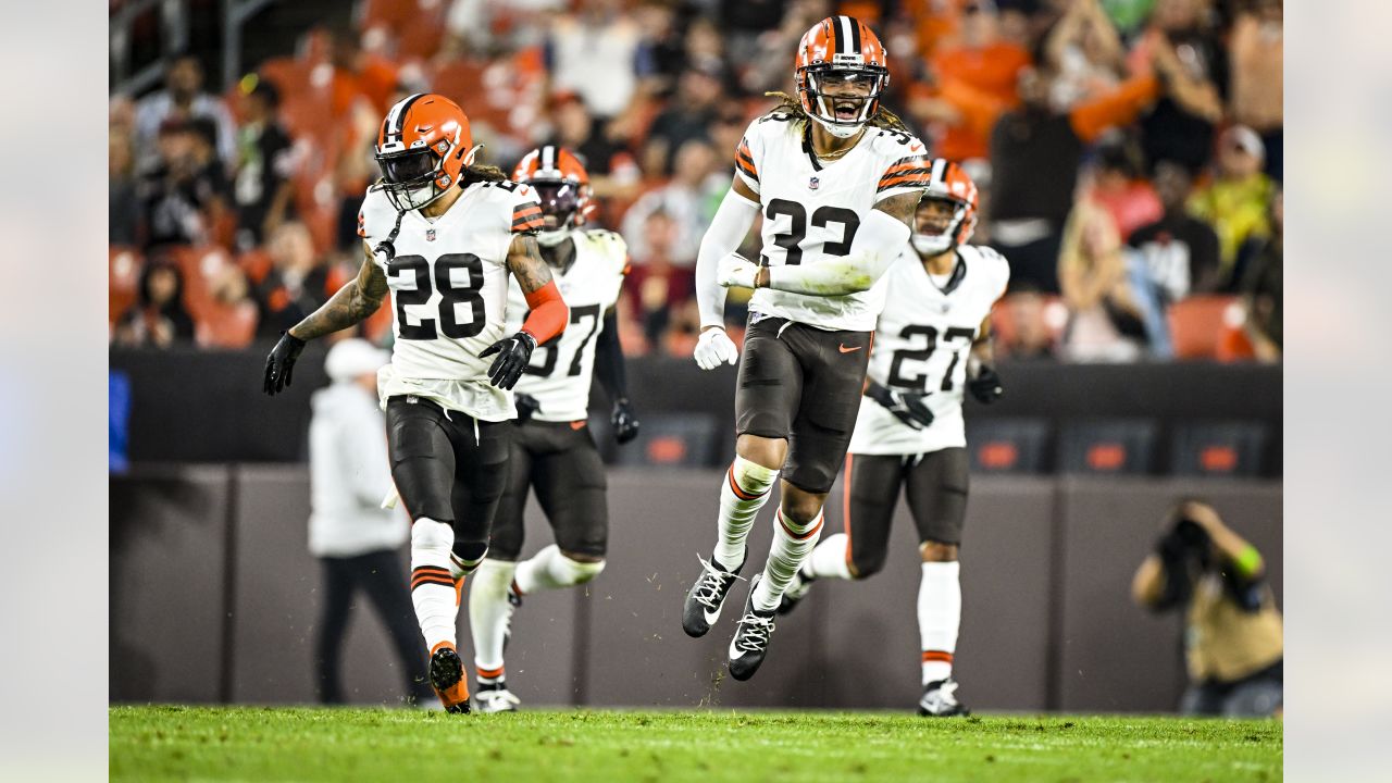 Cleveland Browns safety Ronnie Hickman Jr. (33) celebrates an