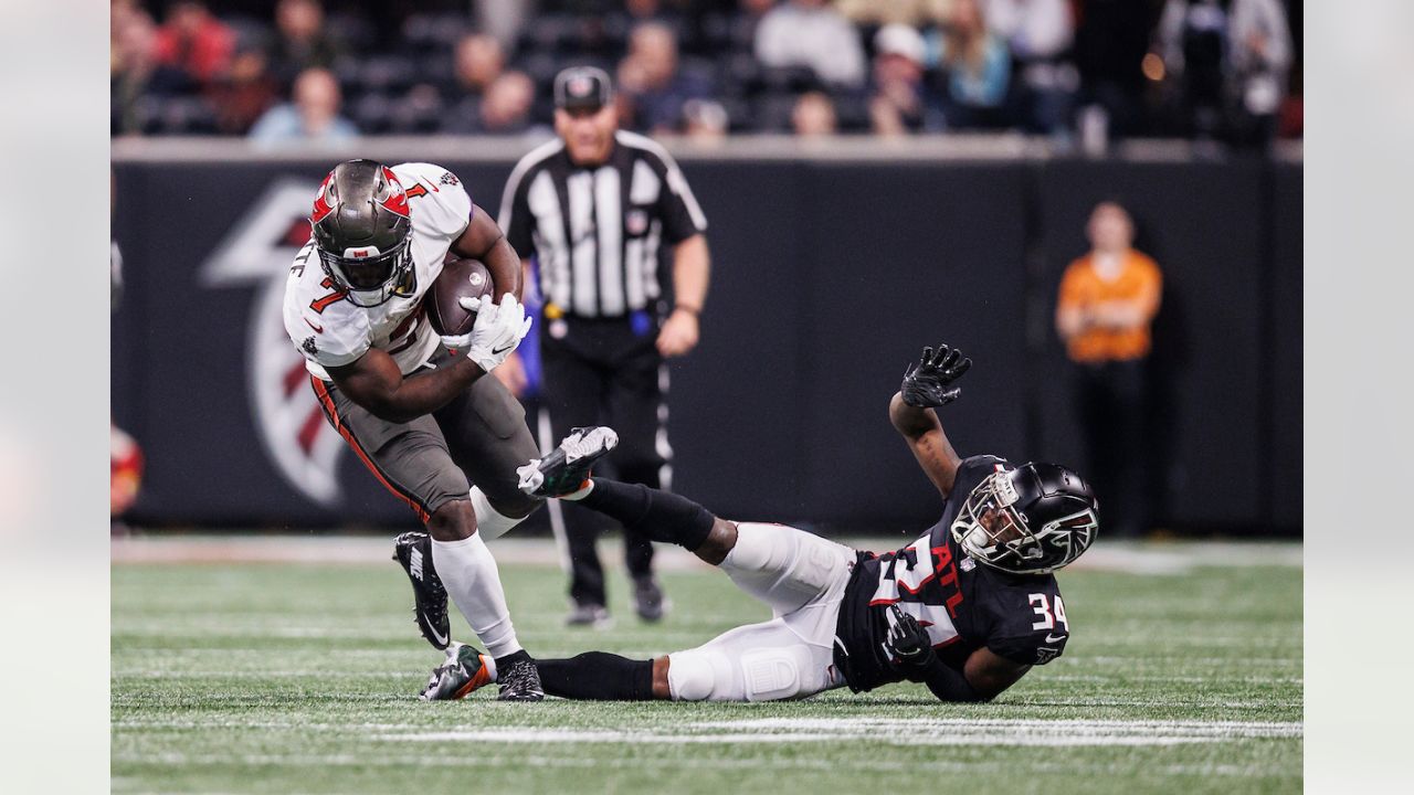 Tampa Bay Buccaneers running back Leonard Fournette (7) tries to put a juke  move on a defender during an NFL football game against the Baltimore  Ravens, Thursday, Oct. 27, 2022 in Tampa