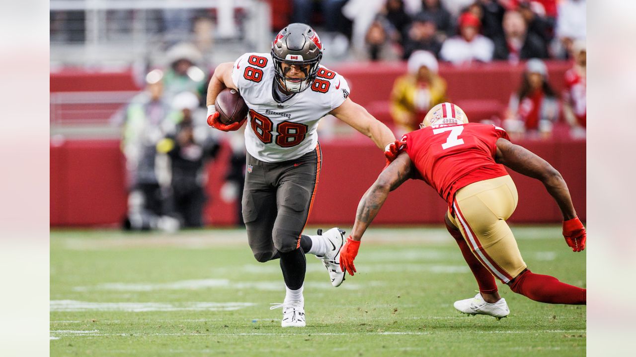 SANTA CLARA, CA - DECEMBER 11: San Francisco 49ers tight end