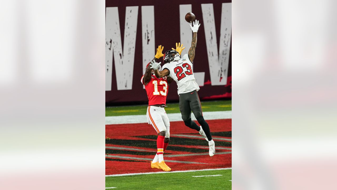 Omaha's Shaq Barrett sacks Mahomes twice, Buccaneers win Super Bowl 31-9