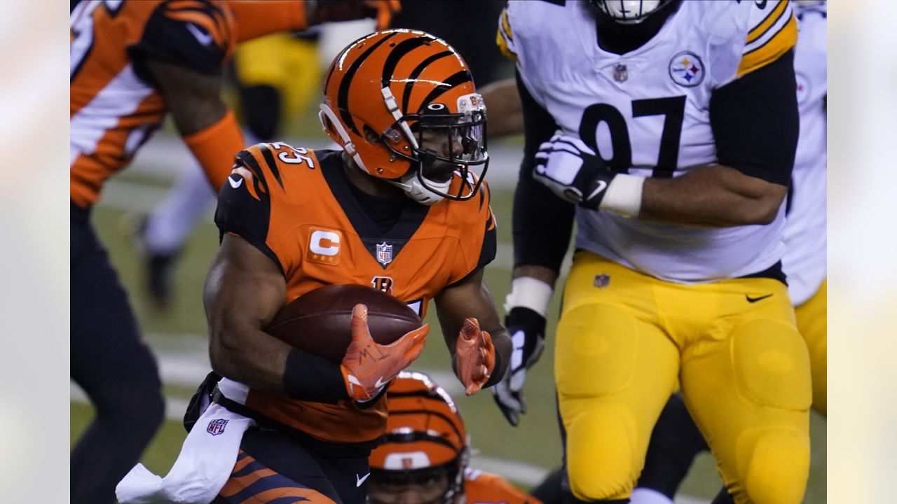 Tampa Bay Buccaneers running back Giovani Bernard (25) runs the ball during  an NFL wild-card playoff football game, Sunday, Jan. 16, 2022. (AP  Photo/Don Montague Stock Photo - Alamy