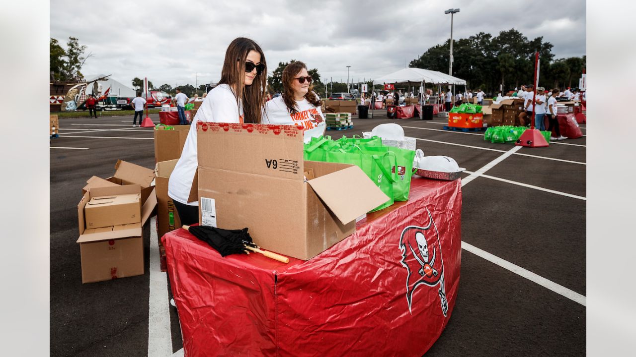 Buccaneers O-Line Provides Boost for Tampa Bay Community in 15th Annual  Turkey Time with the O-Line