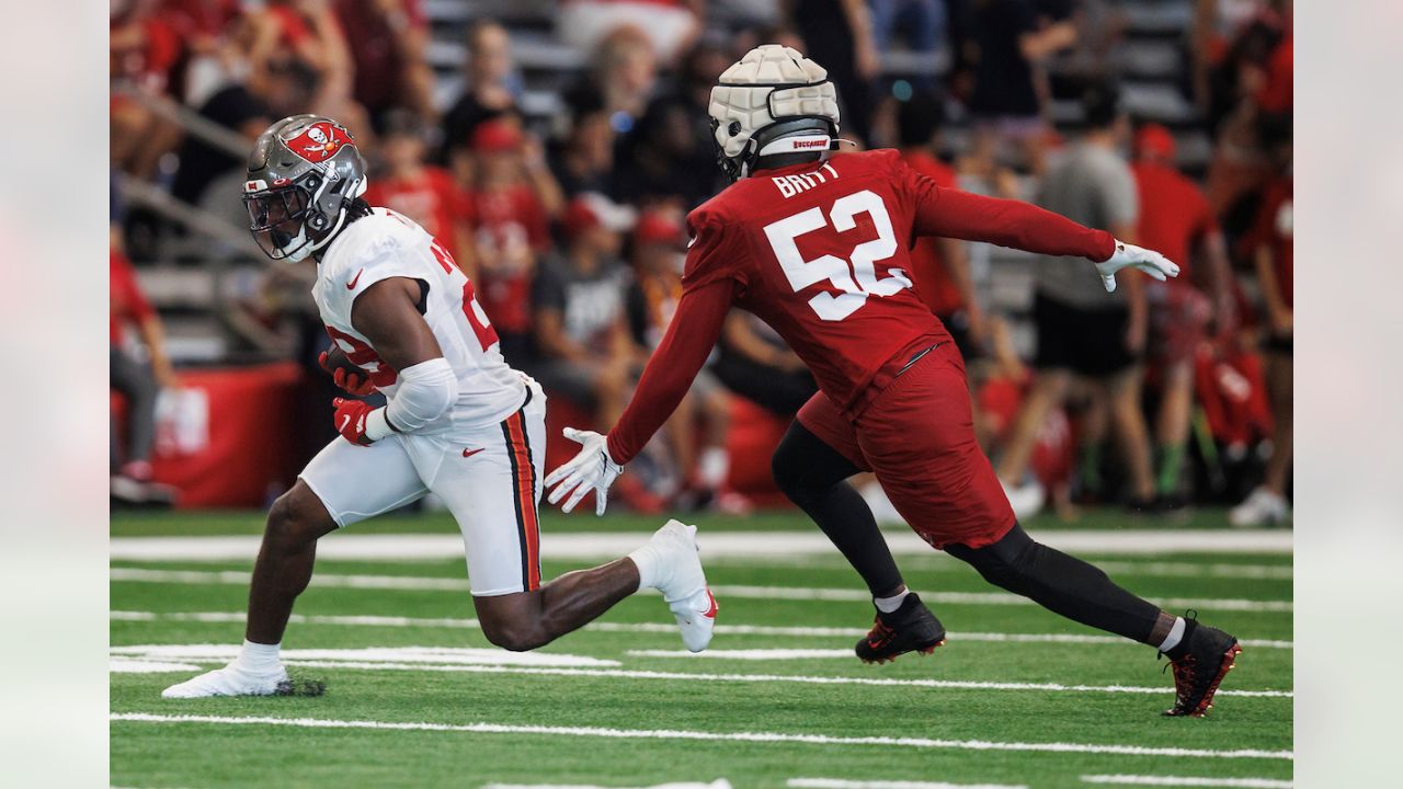 TAMPA, FL - AUGUST 13: Tampa Bay Buccaneers runningback Rachaad White (29)  warms up before the preseason game between the Miami Dolphins and the Tampa  Bay Buccaneers on August 13, 2022 at