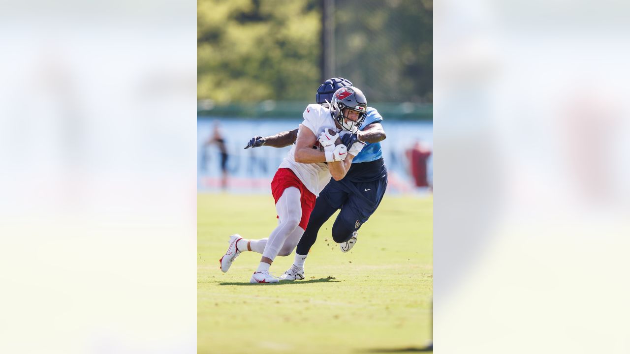 NASHVILLE, TN - AUGUST 20: Tampa Bay Buccaneers runningback Ke'Shawn Vaughn  (21) runs with the ball during the Tampa Bay Buccaneers-Tennessee Titans  Preseason game on August 20, 2022 at Nissan Stadium in