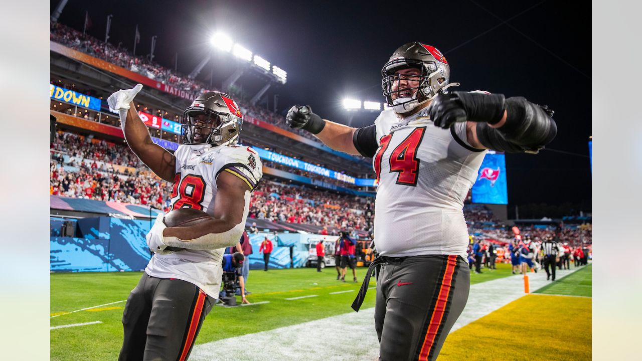 Tampa Bay Buccaneers guard Ali Marpet (74) runs onto the field during a NFL  divisional playoff football game between the Los Angeles Rams and Tampa Bay  Buccaneers, Sunday, January 23, 2022 in