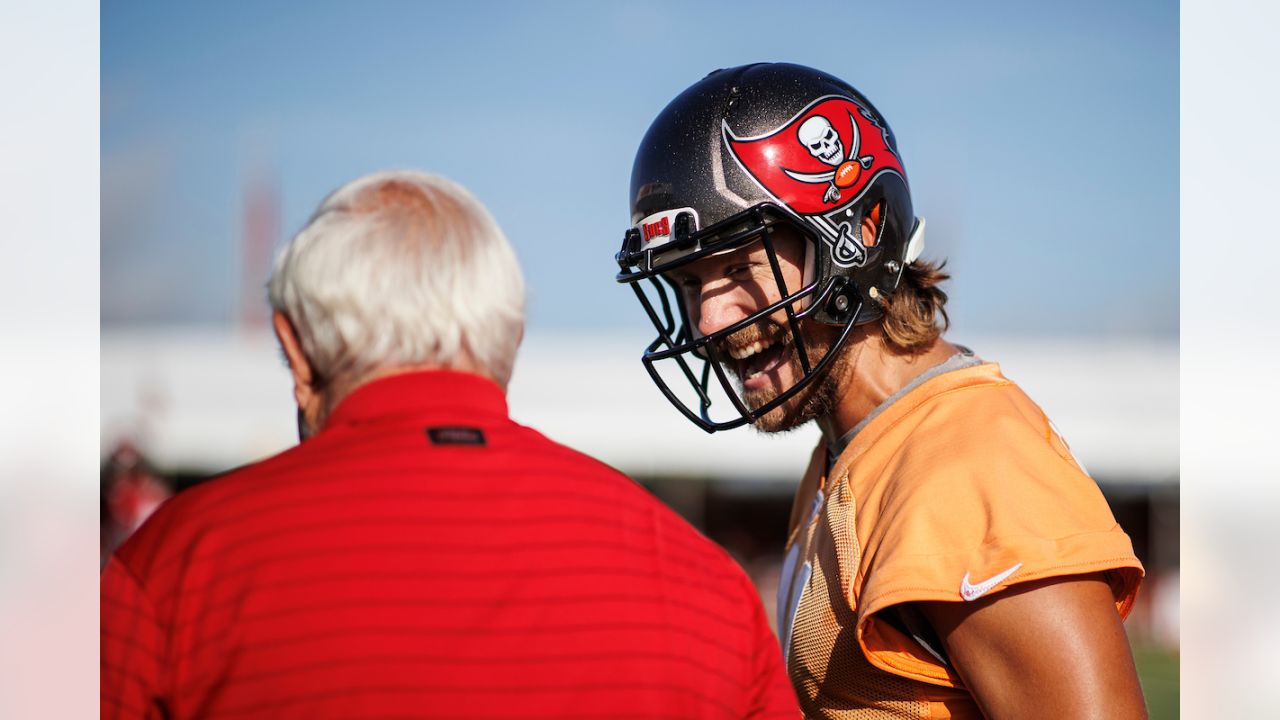 TAMPA, FL - AUG 02: Tampa Bay Buccaneers tight end Kyle Rudolph (8) runs  upfield during the Tampa Bay Buccaneers Training Camp on August 02, 2022 at  the AdventHealth Training Center at