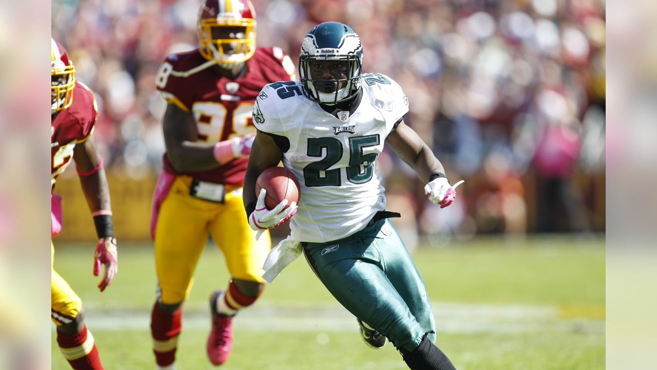 December 22, 2019: Washington Redskins RB (25) Chris Thompson carries the  ball during a NFL football game between the Washington Redskins and the New  York Giants at FedEx Field in Landover, MD.