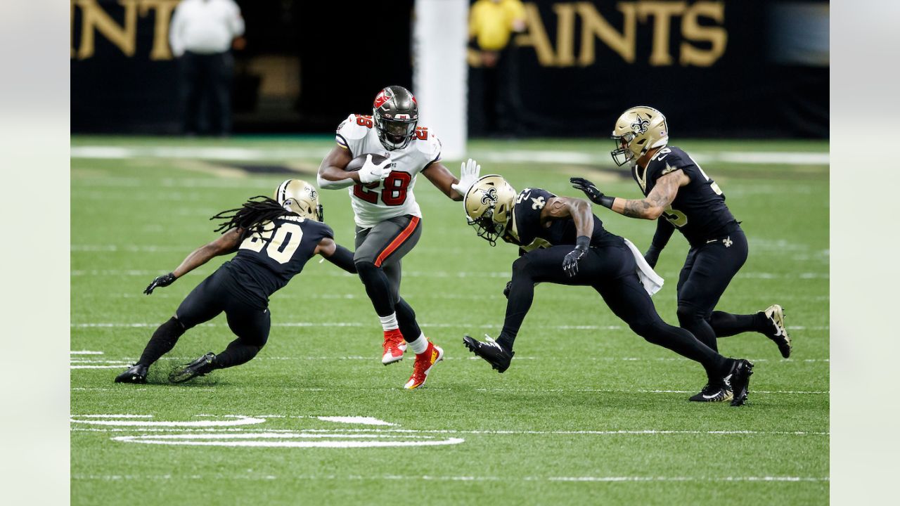 Tampa Bay Buccaneers running back Leonard Fournette (7) tries to put a juke  move on a defender during an NFL football game against the Baltimore  Ravens, Thursday, Oct. 27, 2022 in Tampa