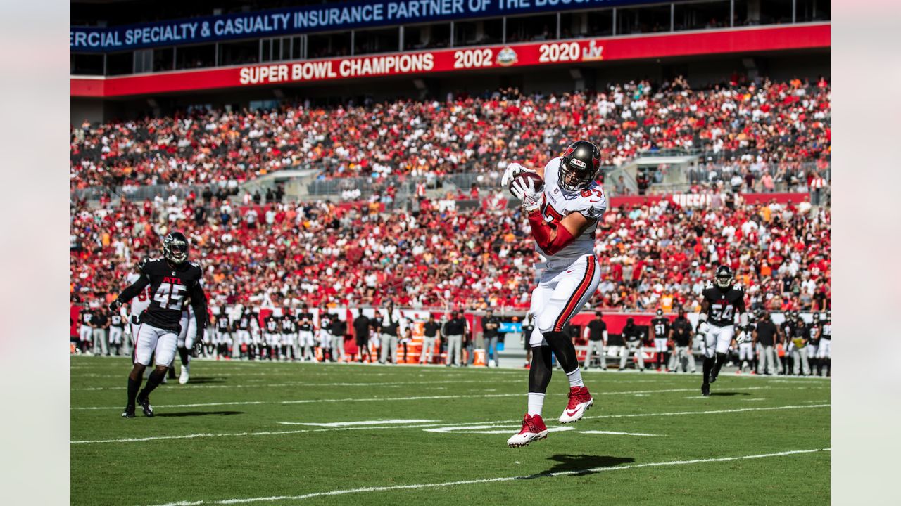 Tampa, Florida, USA. 30th Dec, 2018. Tampa Bay Buccaneers tight end Cameron  Brate (84) before the game between the Atlanta Falcons and the Tampa Bay  Buccaneers at Raymond James Stadium in Tampa