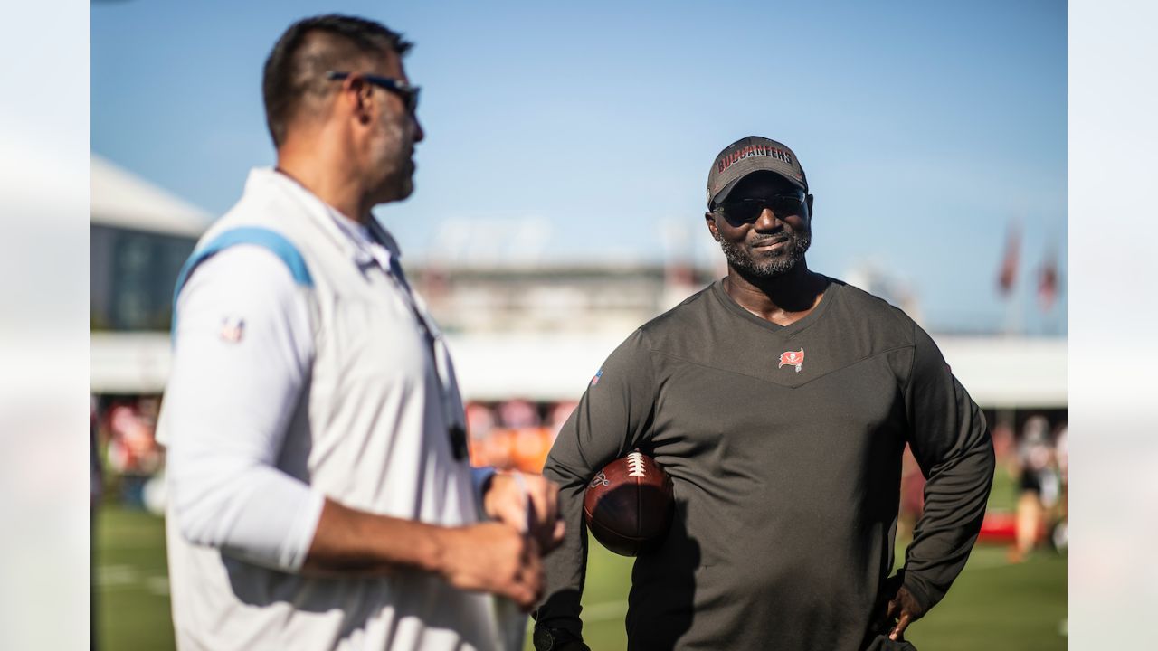 TAMPA, FL - AUG 19: Antonio Brown (81) of the Buccaneers listens to Tom  Brady (12) as he gives instructions during the Tennessee Titans & Tampa Bay  Buccaneers joint training camp on