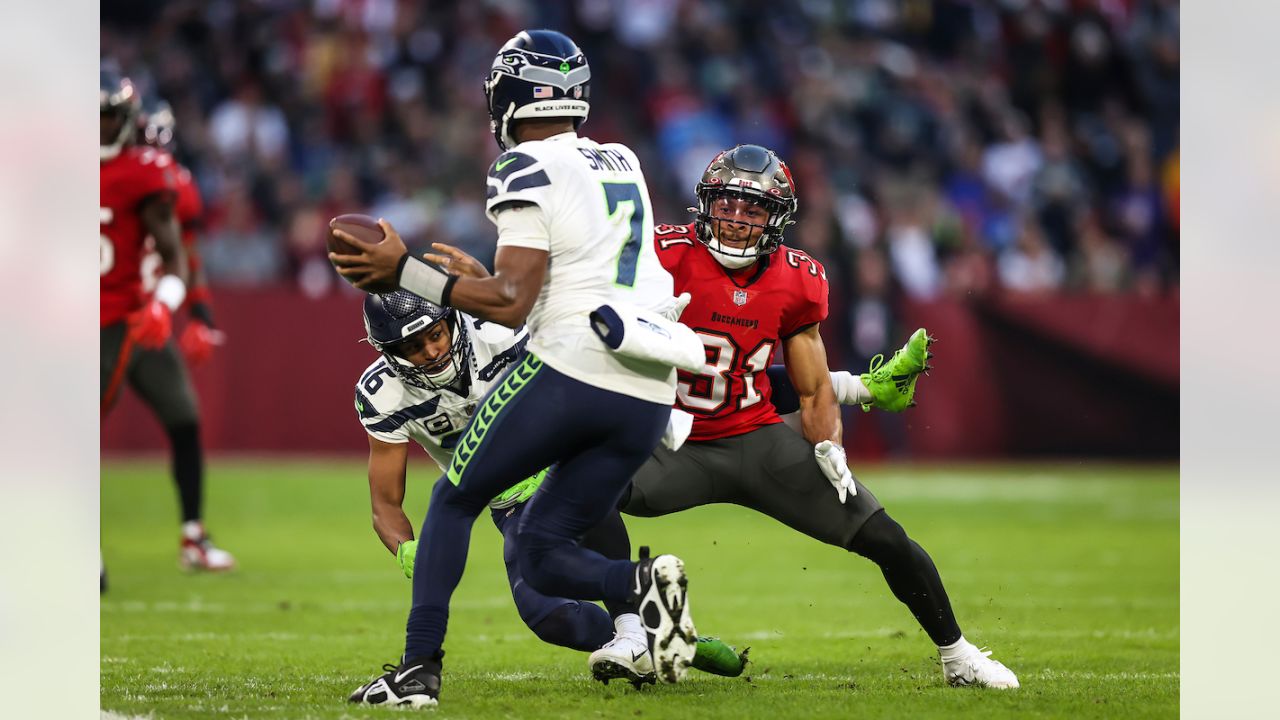 Watch Seahawks CB Tariq Woolen intercept Leonard Fournette pass to … Tom  Brady