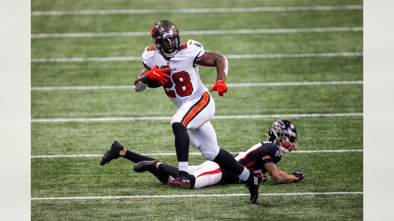 Tampa Bay Buccaneers running back Leonard Fournette (7) tries to put a juke  move on a defender during an NFL football game against the Baltimore  Ravens, Thursday, Oct. 27, 2022 in Tampa