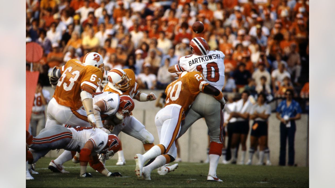 Atlanta Falcons quarterback Steve Bartkowski rests his head in a