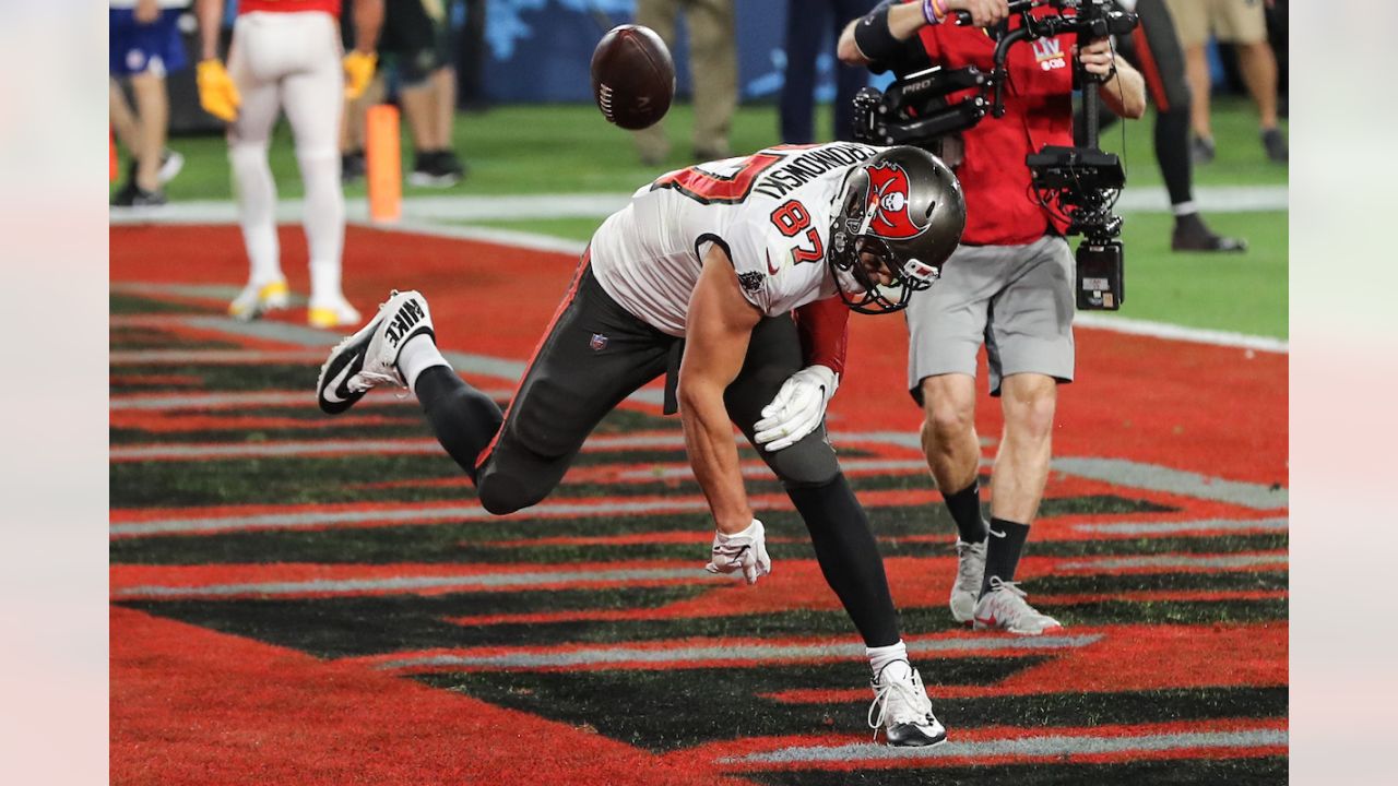 Omaha's Shaq Barrett sacks Mahomes twice, Buccaneers win Super Bowl 31-9