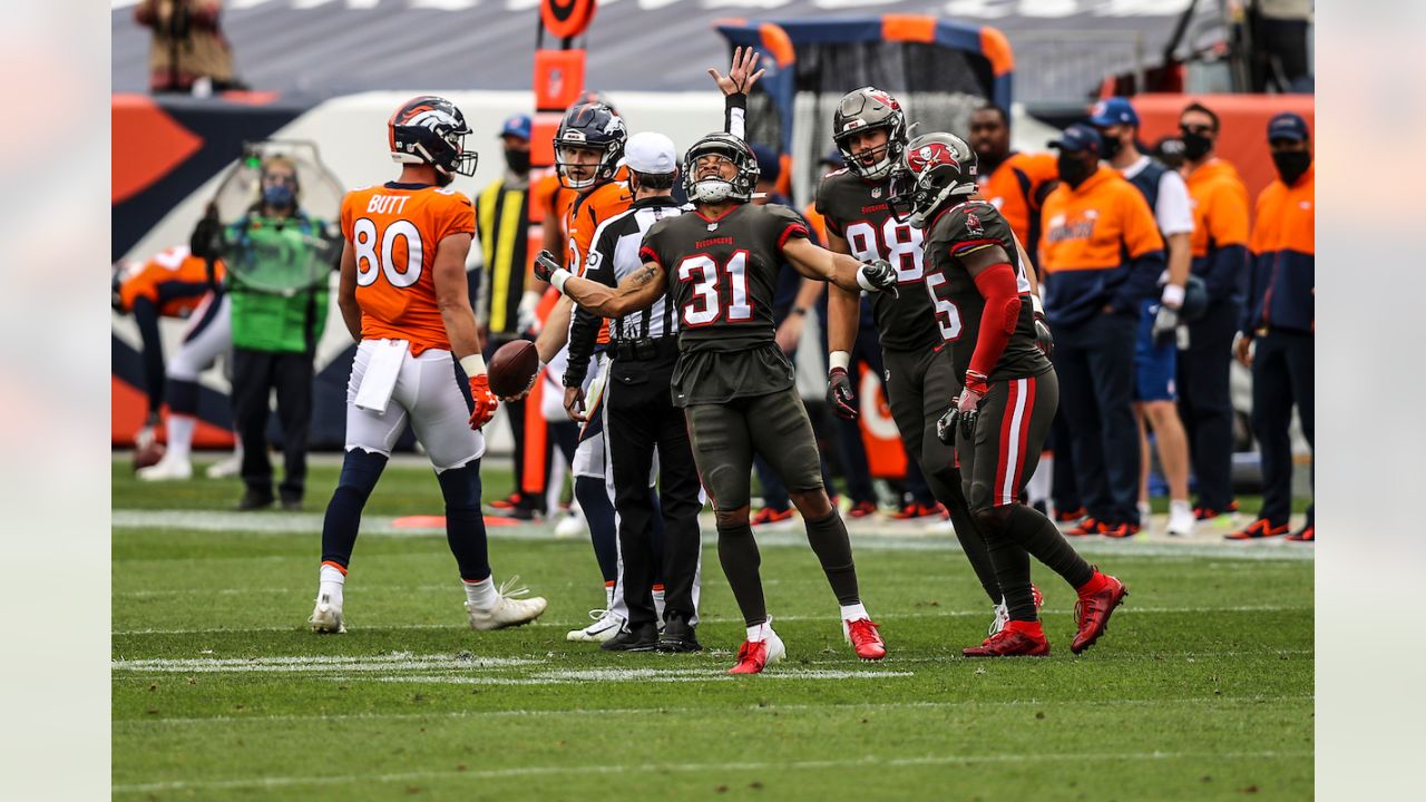 Brady, Barrett lead Buccaneers past Broncos 28-10