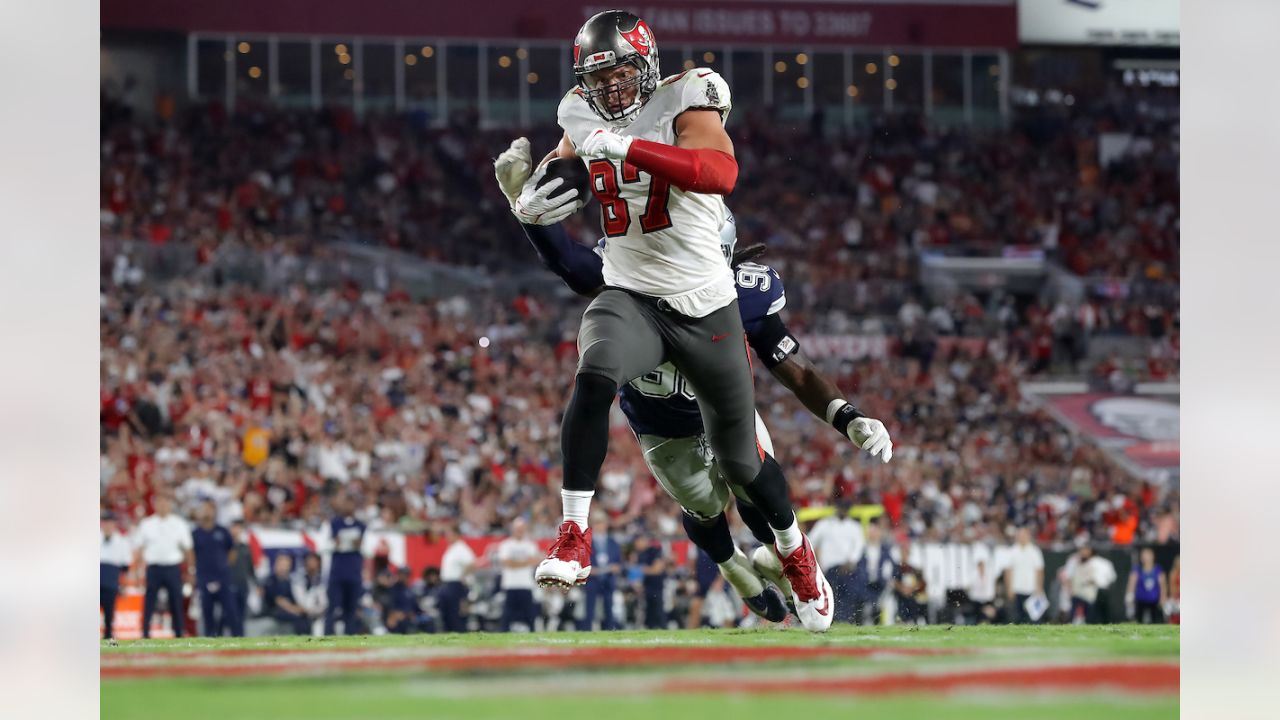 East Rutherford, New Jersey, USA. 2nd Jan, 2022. Tampa Bay Buccaneers tight  end ROB GRONKOWSKI (87) runs for a first down at MetLife Stadium in East  Rutherford New Jersey Tampa Bay New