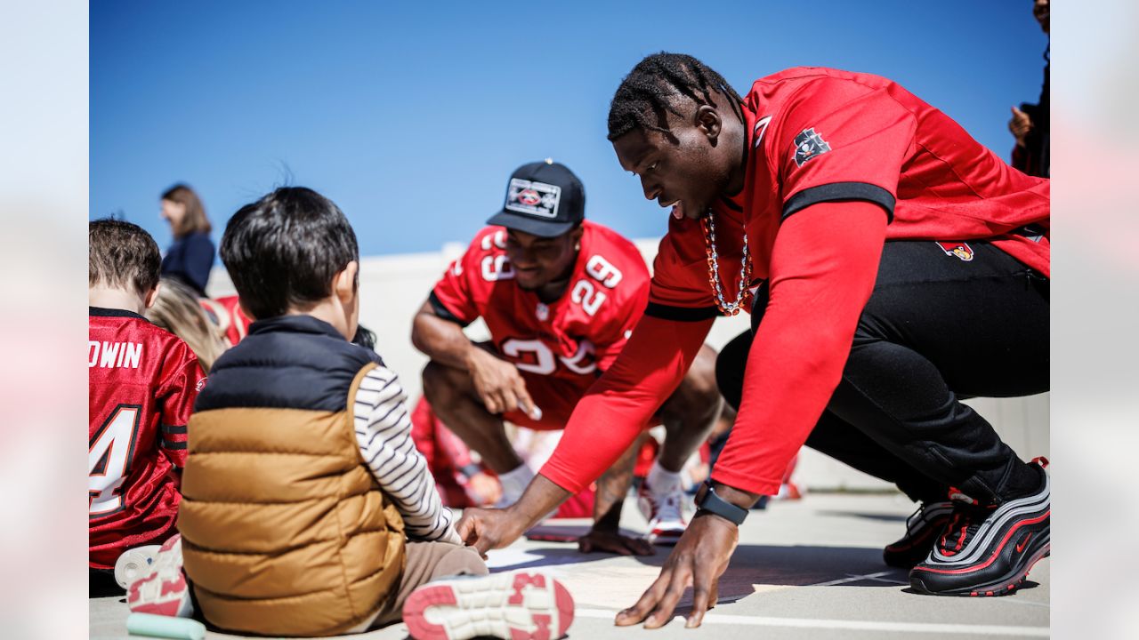 Tampa Bay Buccaneers linebacker Joe Tryon-Shoyinka (9) talks to Markees  Watts (58) and Jose Ramirez (