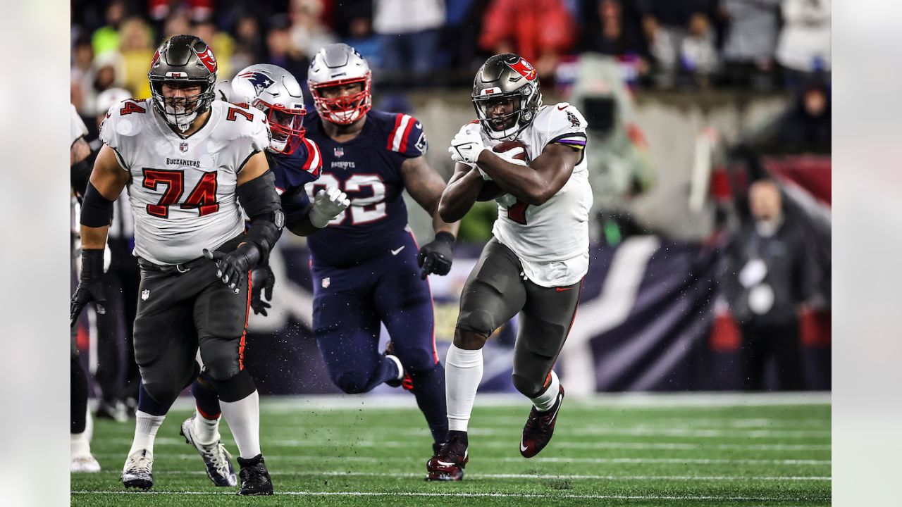 Bucs and Brady escape New England with 19-17 win