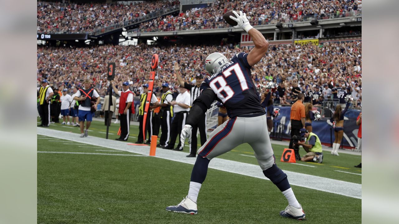 New England Patriots tight end Rob Gronkowski (87) runs from Cincinnati  Bengals defenders after catching a pass during the second half of an NFL  football game, Sunday, Oct. 16, 2016, in Foxborough