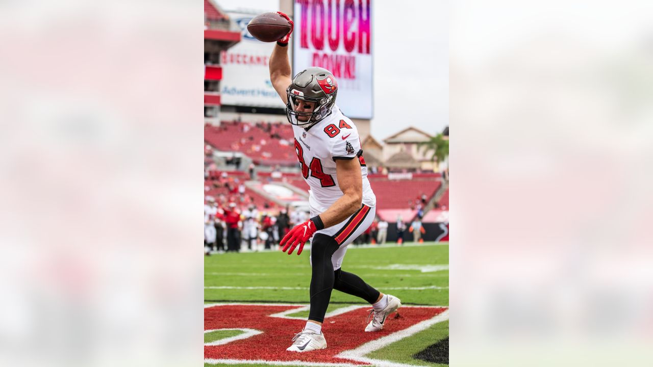 Tampa Bay Buccaneers quarterback Ryan Fitzpatrick (14) celebrates with  tight end Cameron Brate (84) after Brate caught a 4-yard touchdown pass  against the Pittsburgh Steelers during the first half …