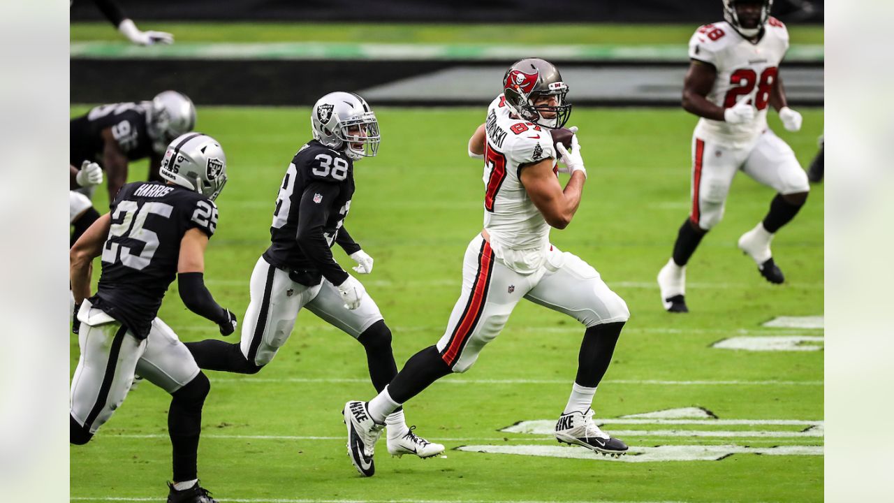 Tom Brady throws four touchdowns in 45-20 win over Raiders