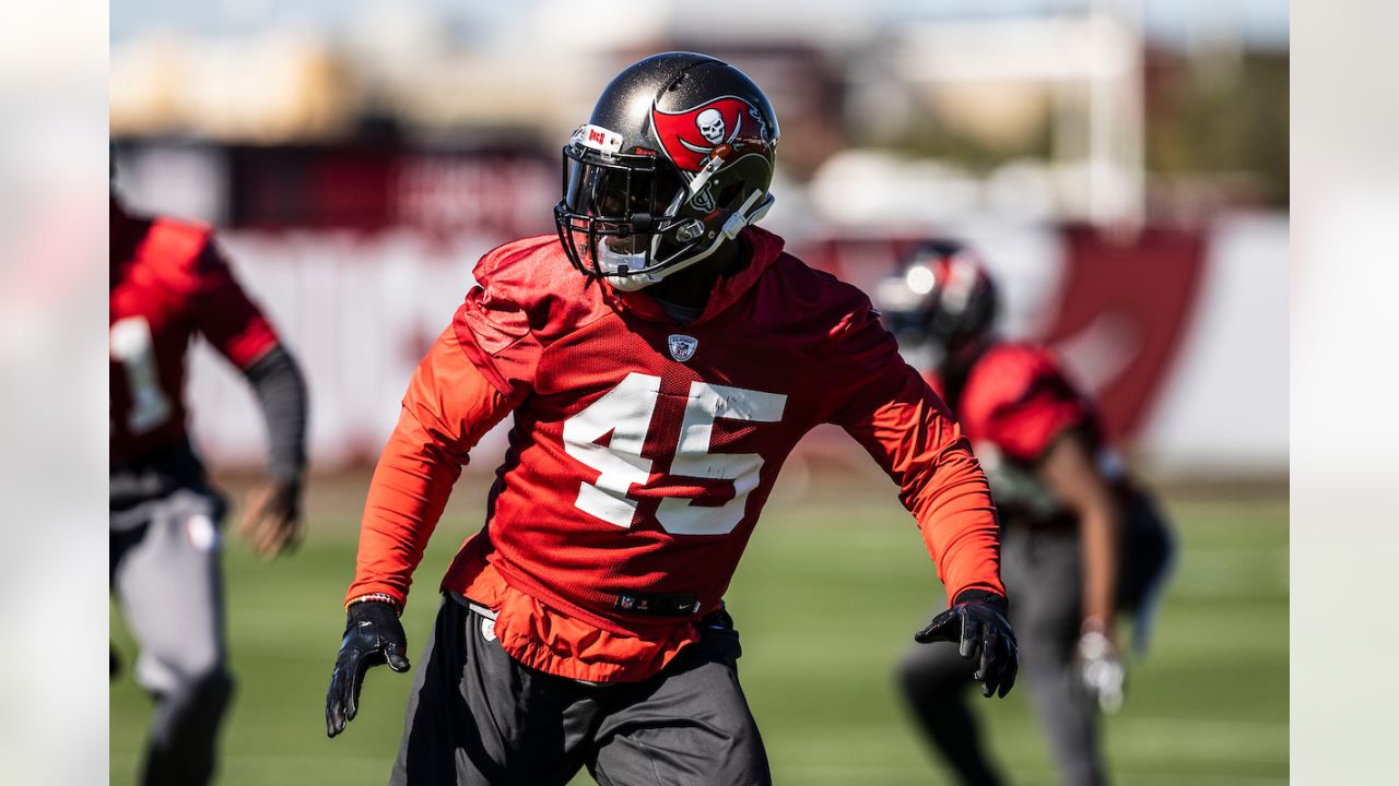 TAMPA, FL - JANUARY 9: Tampa Bay Buccaneers Linebacker Cam Gill (49) rushes  the passer during the regular season game between the Carolina Panthers and  the Tampa Bay Buccaneers on January 9