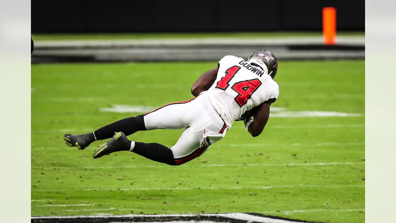 Las Vegas Raiders tight end Darren Waller (83) cuts up field past Tampa Bay  Buccaneers cornerba …