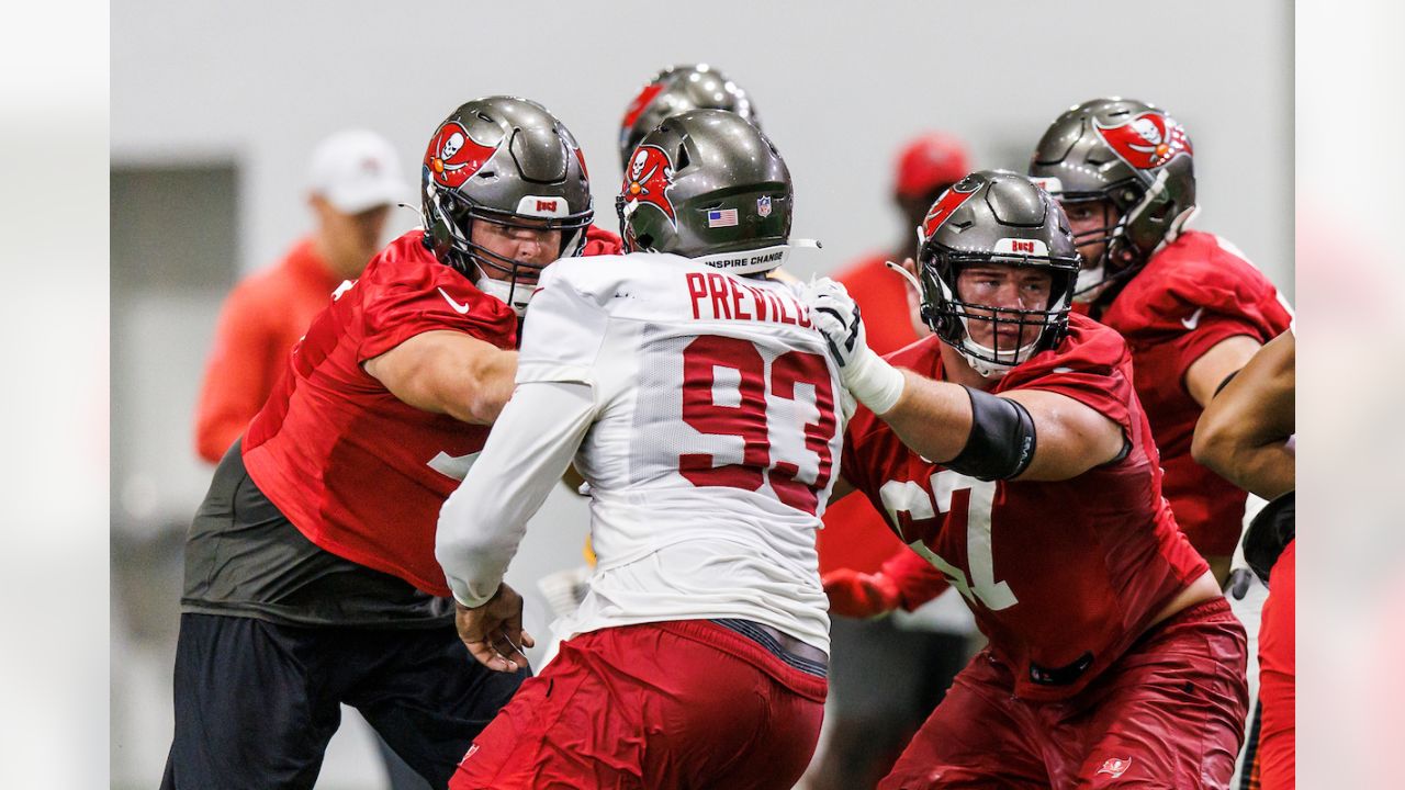 Tampa Bay Buccaneers guard Luke Goedeke (67) prepares to make a