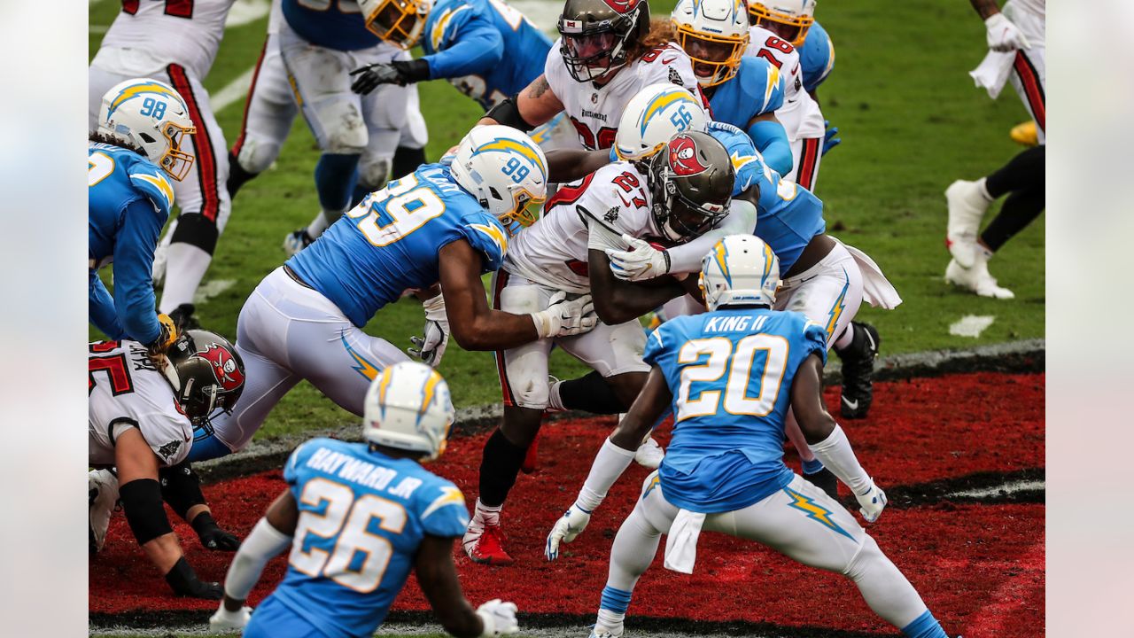 Brady throws for 5 TDs, Bucs rally to beat Chargers 38-31