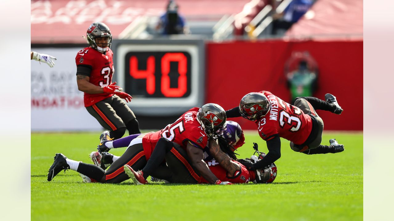 Vikings lose to Buccaneers 20-17 as mistakes, turnovers mar season