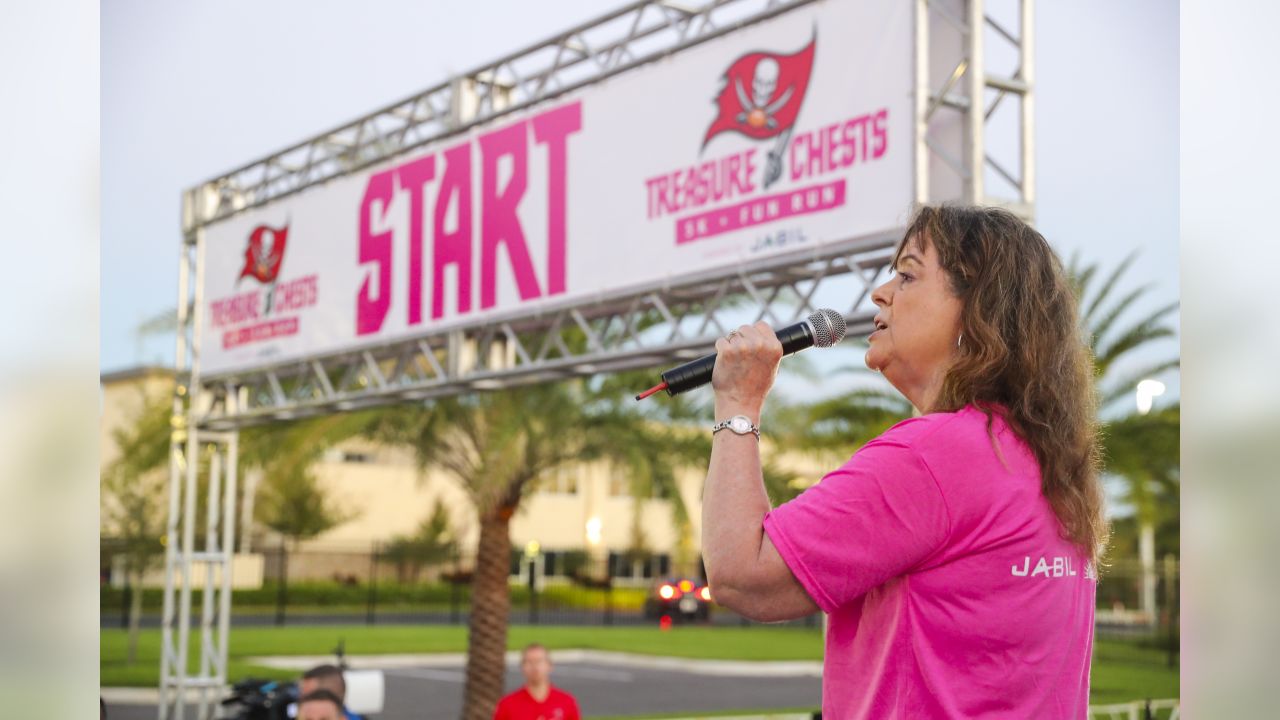 Breast cancer survivor surprised by happy homecoming at Bucs game