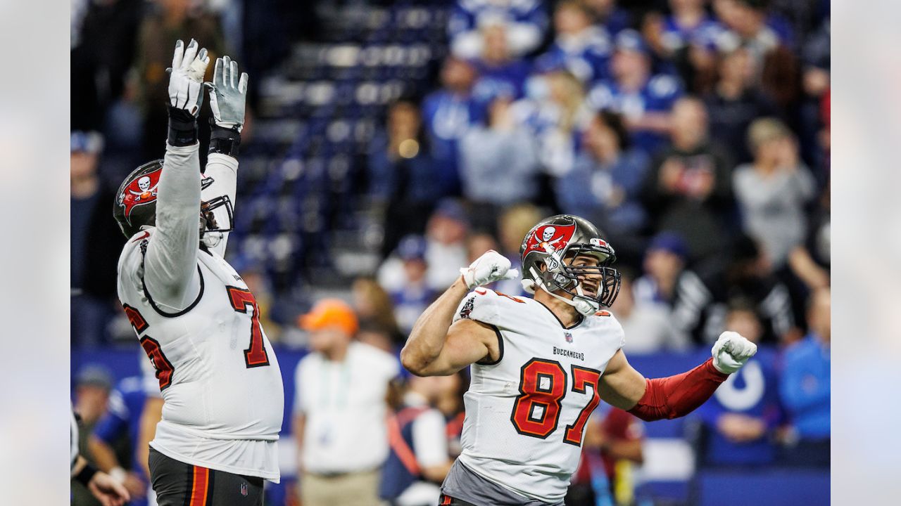 Tampa Bay Buccaneers' Rob Gronkowski (87) celebrates with Mike