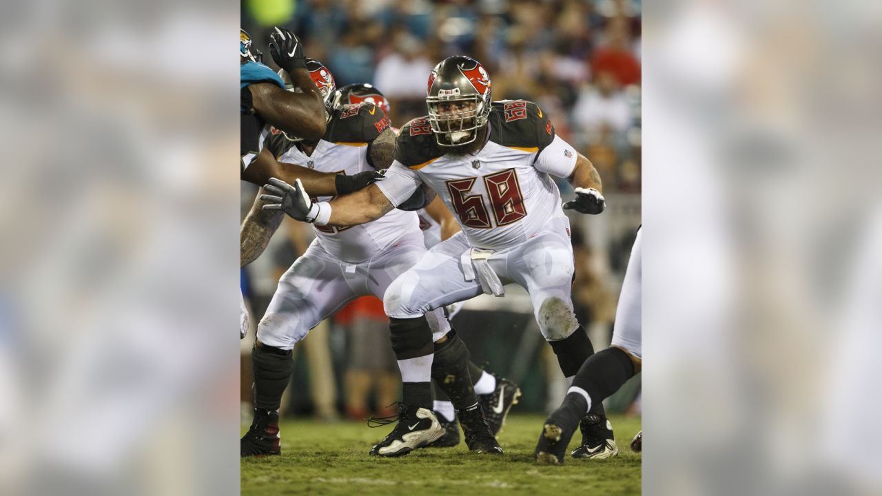 Tampa Bay Buccaneers center Joe Hawley (68) sets to block against the New  Orleans Saints during …