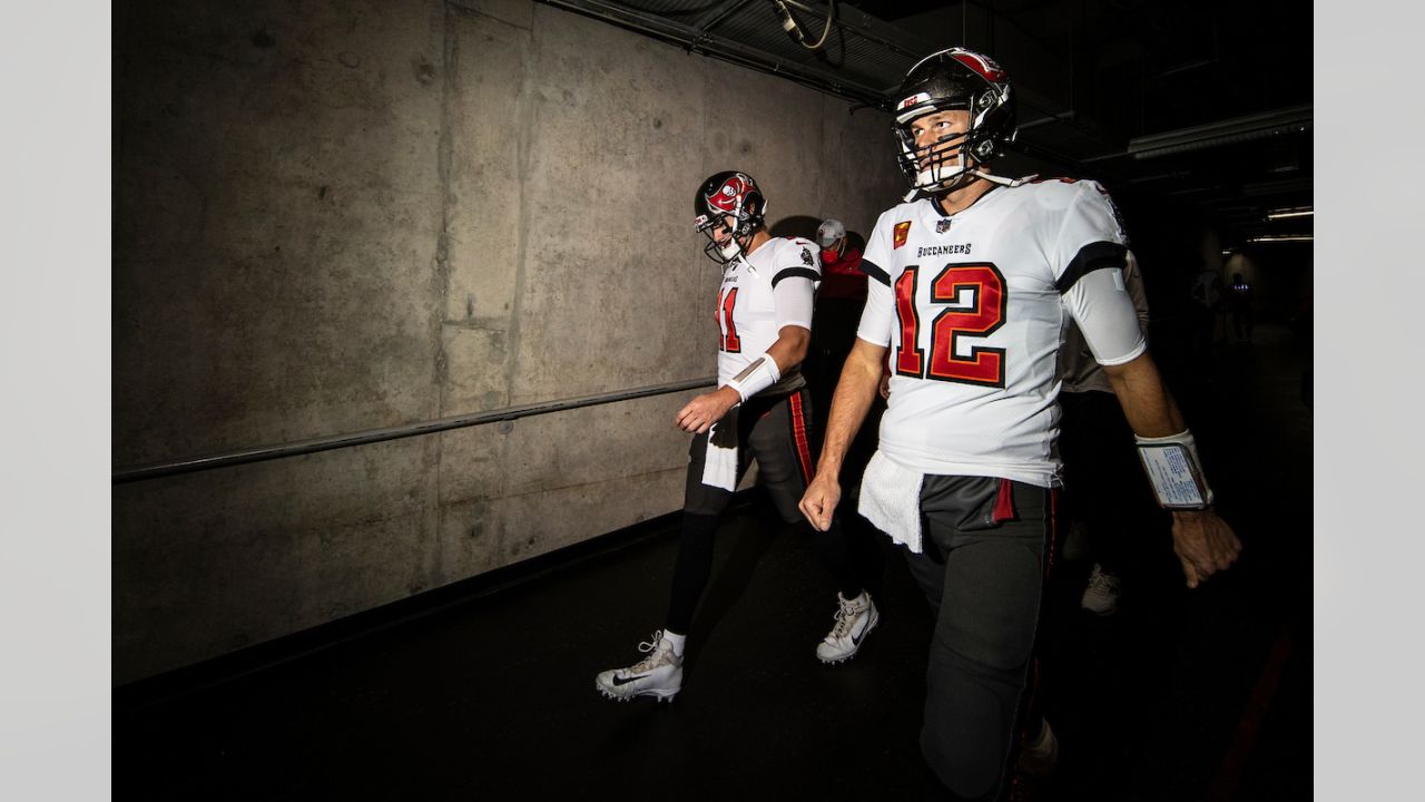 Tampa Bay Buccaneers Quarterback Tom Brady 8x10 Action Photo Picture In The  Dark Uniform