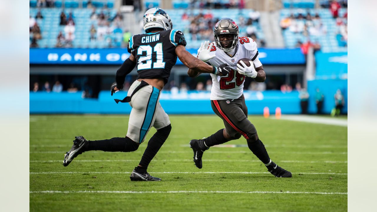 November 28, 2021: Tampa Bay Buccaneers running back Leonard Fournette (7)  runs with the ball for yardage during NFL football game action between the Tampa  Bay Buccaneers and the Indianapolis Colts at